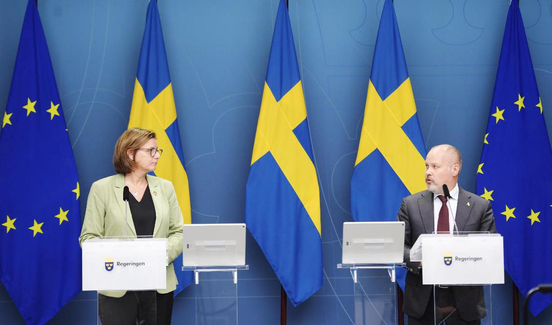 Vice statsminister Isabella Lövin (MP) och justitie- och migrationsminister Morgan Johansson (S). Regeringspartierna Socialdemokraterna och Miljöpartiet har kommit överens om hur de ska hantera Migrationskommitténs förslag. Foto: Amir Nabizadeh/TT