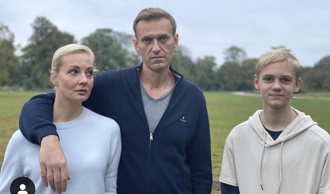 Aleksej Navalnyj omgiven av sin fru Julia Navalnaja och sonen Zahar Navalnyj under rehabiliteringen i Tyskland. Foto: Aleksej Navalnyj/Instagram/AP/TT