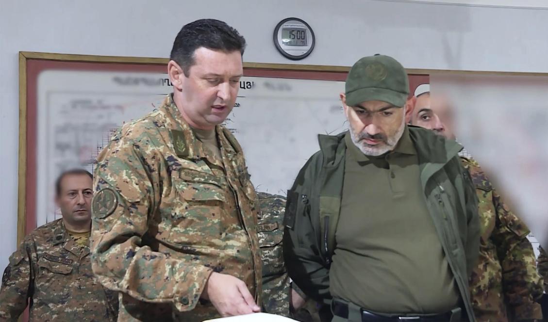 Armeniens premiärminister Nikol Pasjinjan (till höger) i ett möte med befälhavare i utbrytarregionen Nagorno-Karabach i tisdags. Bilden kommer från premiärministerns pressavdelning. Foto: Den armeniska premiärministerns pressavdelning via AP/TT
