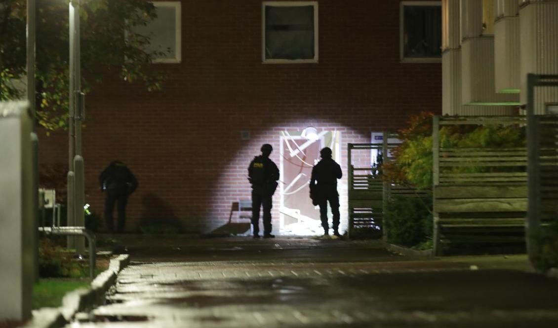 En explosion har skedde i ett trapphus i Göteborg sent på lördagskvällen. Man hittade även ett annat misstänkt föremål i närheten. Foto: Adam Ihse/TT