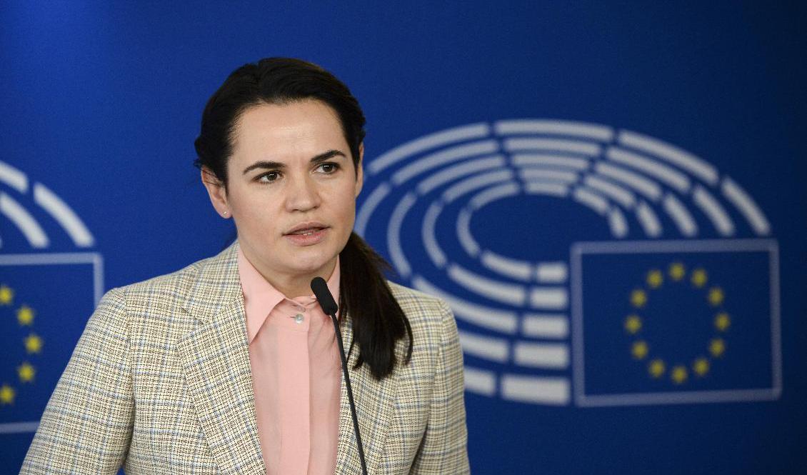 Den belarusiska oppositionsledaren Svetlana Tichanovskaja under ett tal i Europaparlamentet i Bryssel. Arkivbild. Foto: Johanna Geron/Pool via AP/TT