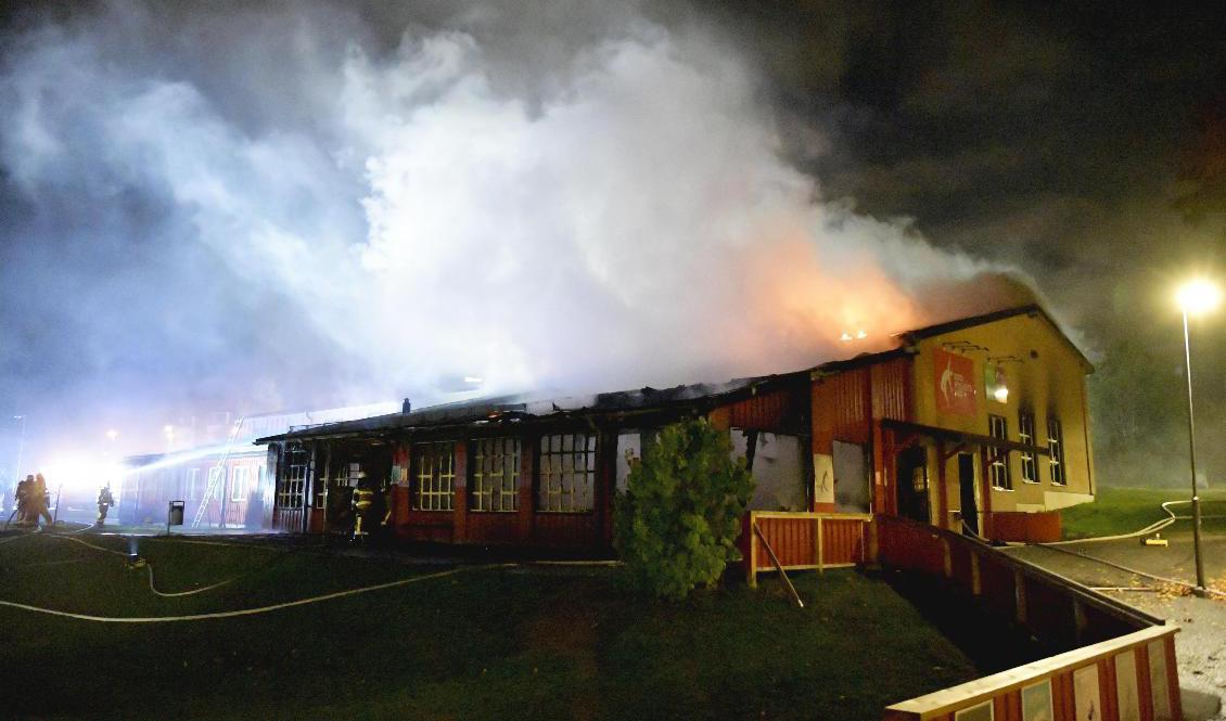 Folkets hus i Orminge fortsätter att brinna. Bilden tagen på torsdagsmorgonen. Foto: Anders Wiklund/TT