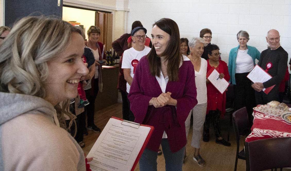 Nya Zeelands premiärminister Jacinda Ardern tackar sina valarbetare i Auckland under valdagen. Foto: Mark Baker/AP/TT