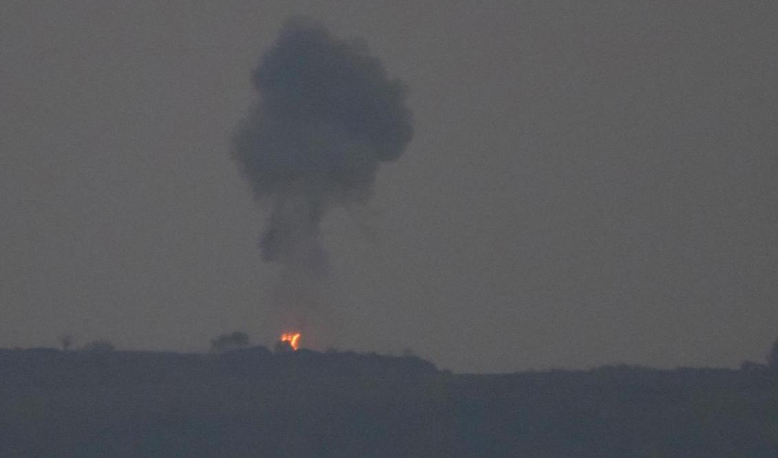 En rökplym breder ut sig i närheten av huvudorten Stepanakert i utbrytarregionen Nagorno-Karabach på söndagen. Foto: AP/TT