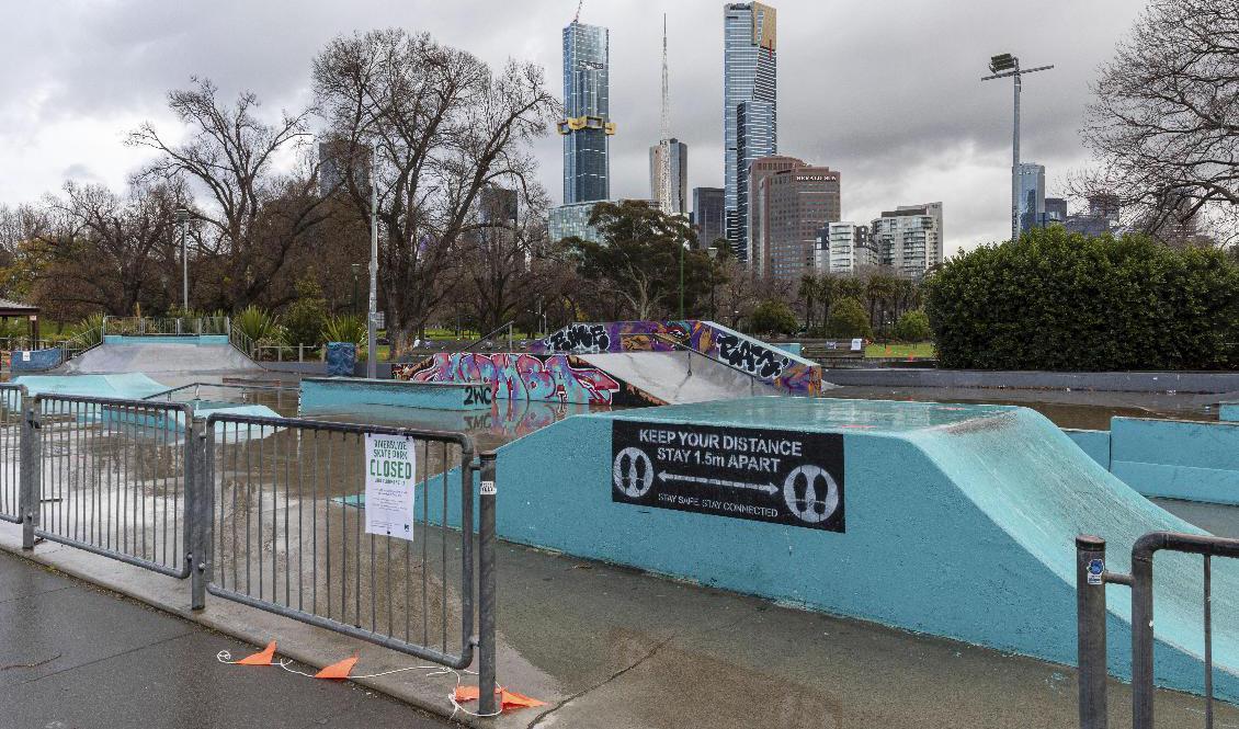 En tom skateboardpark i Melbourne i augusti. Från måndagen får invånarna i staden åter använda parker som denna. Foto: Asanka Brendon Ratnayake/AP/TT