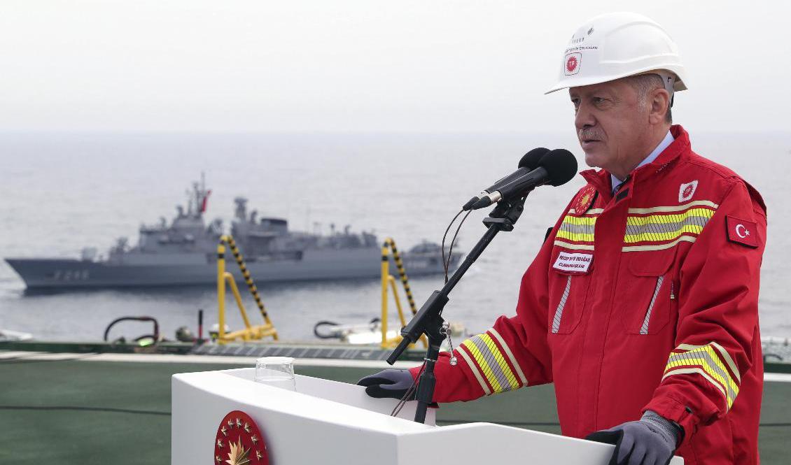 Turkiets president Recep Tayyip Erdogan ombord på ett borrningsfartyg i Svarta havet på lördagen. Foto: AP/TT