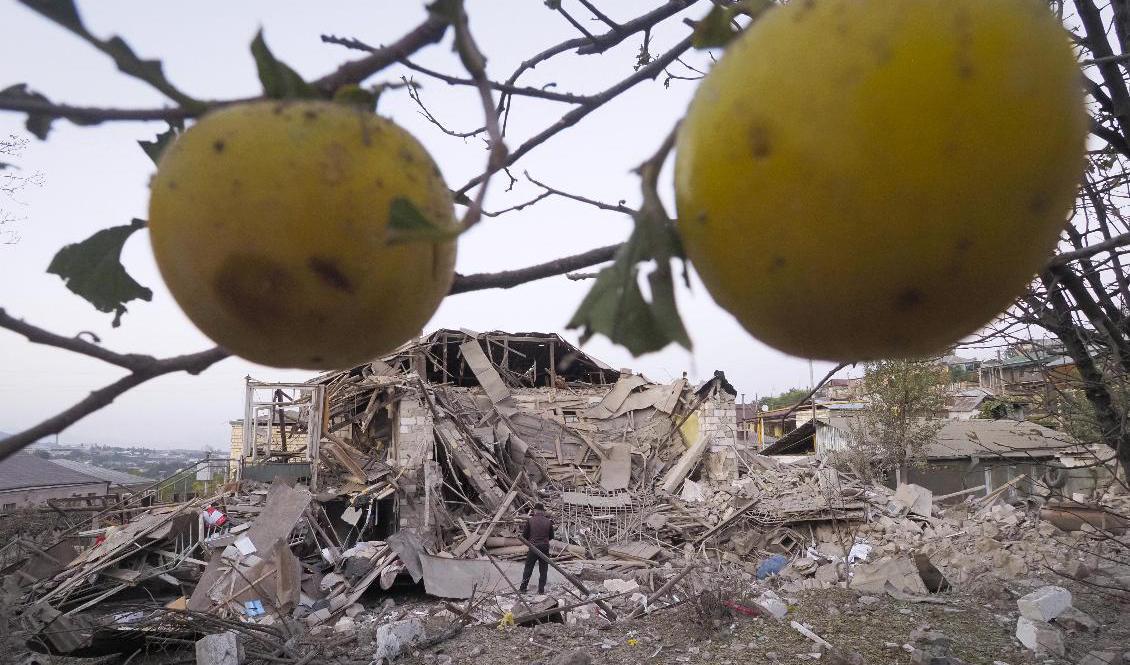 Ett förstört hus i Stepanakert i utbrytarregionen Nagorno-Karabach. Bilden är från i lördags. Foto: AP/TT