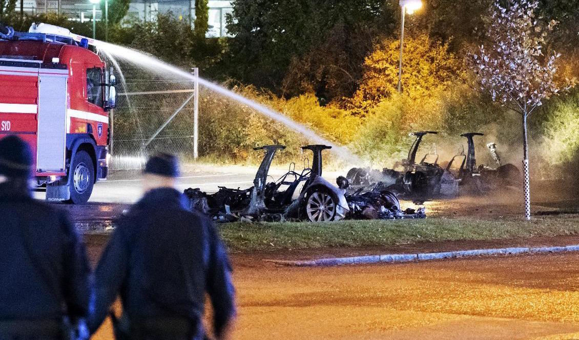 


Polis och räddningstjänst på plats vid vraken efter de utbrända elbilarna utanför Teslas servicecenter i Malmö tidigt på tisdagsmorgonen. Foto: Johan Nilsson/TT                                                                                                                                    