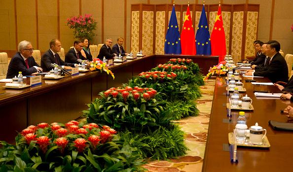 Fyra moderater anser att Sverige gömmer sig bakom EU:s svaga strategi i relationen med Kina och vill skärpa den svenska skrivelsen om relationen med Kina. Bilden är från ett möte i Peking 2018 mellan Kinas ledare Xi Jinping och de dåvarande EU-topparna Jean-Claude Juncker och Donald Tusk. Foto: Ng Han Guan/AFP via Getty Images