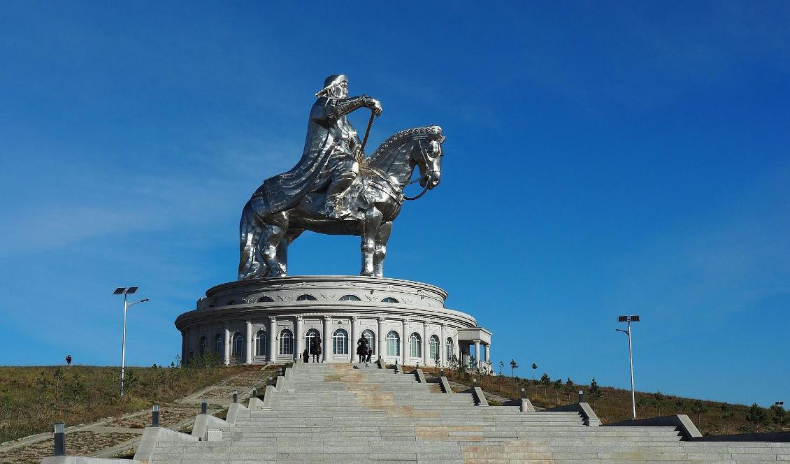 

En gigantisk Djingis Khan-staty utanför Mongoliets huvudstad Ulan Bator. Kinesiska kommunistpartiet ville censurera den mongoliska ledarens  namn i utställningen om Djingis Khan.                                                                                        