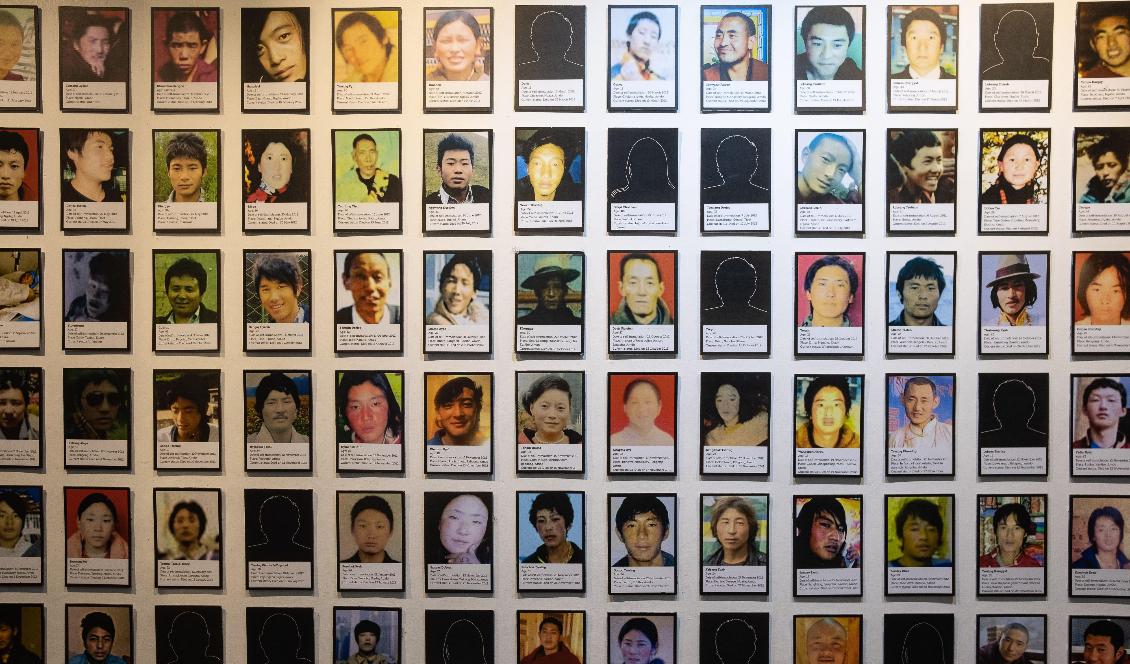 Dessa foton på ungdomar som har satt eld på sig själva i protest mot det kinesiska styret i Tibet skulle inte ha kommit med i den dokumentär som svenska Tibetkommittén blev kontaktad om. Den skulle enbart visa en trevlig bild av att resa i Tibet. Bilderna finns på ett Tibetmuseum i McLeod Ganj i  Himachal Pradesh i norra Indien. Foto: Laurène Becquart / /AFP via Getty Images)