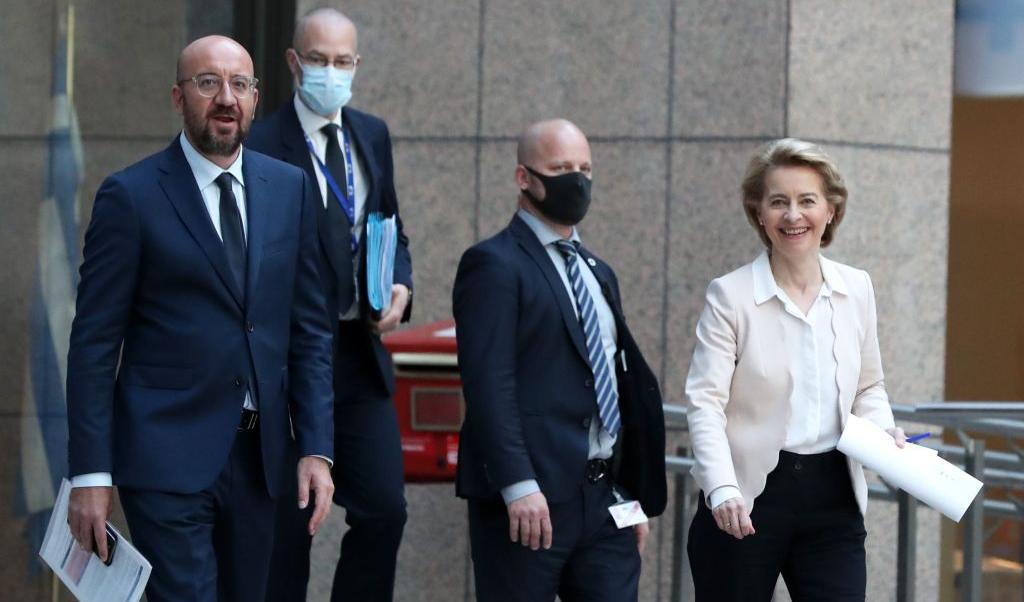 Europarådets ordförande Charles Michel (vä) och Europakommisionens ordförande Ursula von der Leyen (hö) anländer till en presskonferens i Bryssel den 22 juni 2020. Foto: Yves Hermani(POOL/AFP via Getty Images
