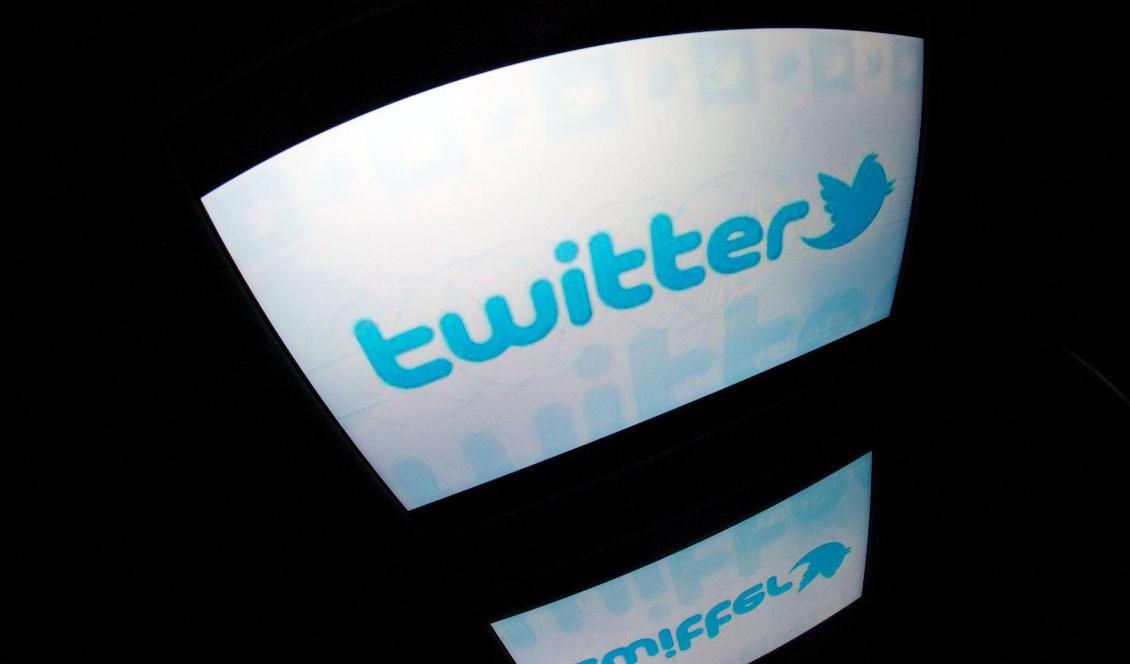 Twitter anklagas för att inskränka på pressfriheten när de begränsar spridningen av etablerade nyhetstidningars artiklar. Foto: Lionel Bonaventure/AFP via Getty Images