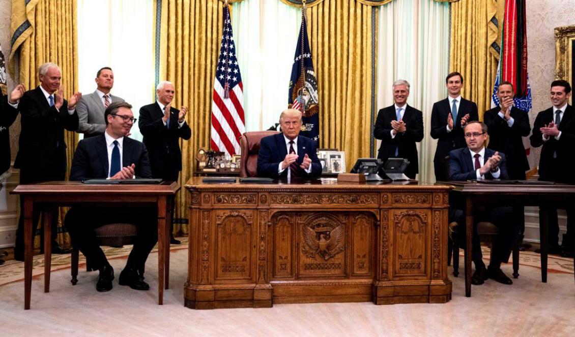 President Donald Trump deltar i en underteckningsceremoni och möte med Serbiens president Aleksandar Vucic (vä), och Kosovos premiärminister Avdullah Hoti (hö), i Vita huset den 4 september 2020. Foto: Anna Moneymaker-Pool/Getty Images