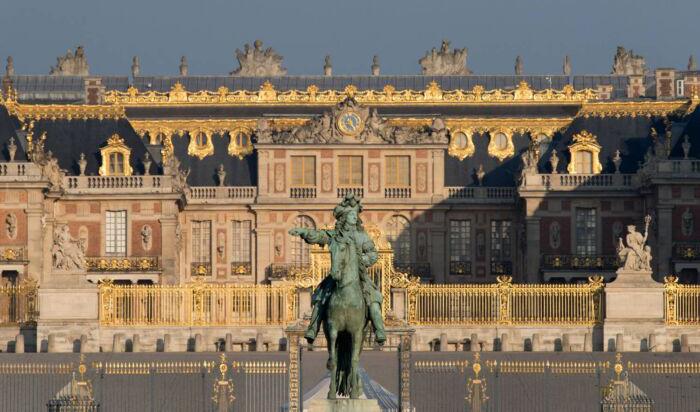 Palatset som ursprungligen var  en jaktstuga blev kungens slott. Från 1800-talet och framåt har Versailles varit ett museum. Slottet har 2300 rum. Foto: Thomas Garnier/Château de Versailles