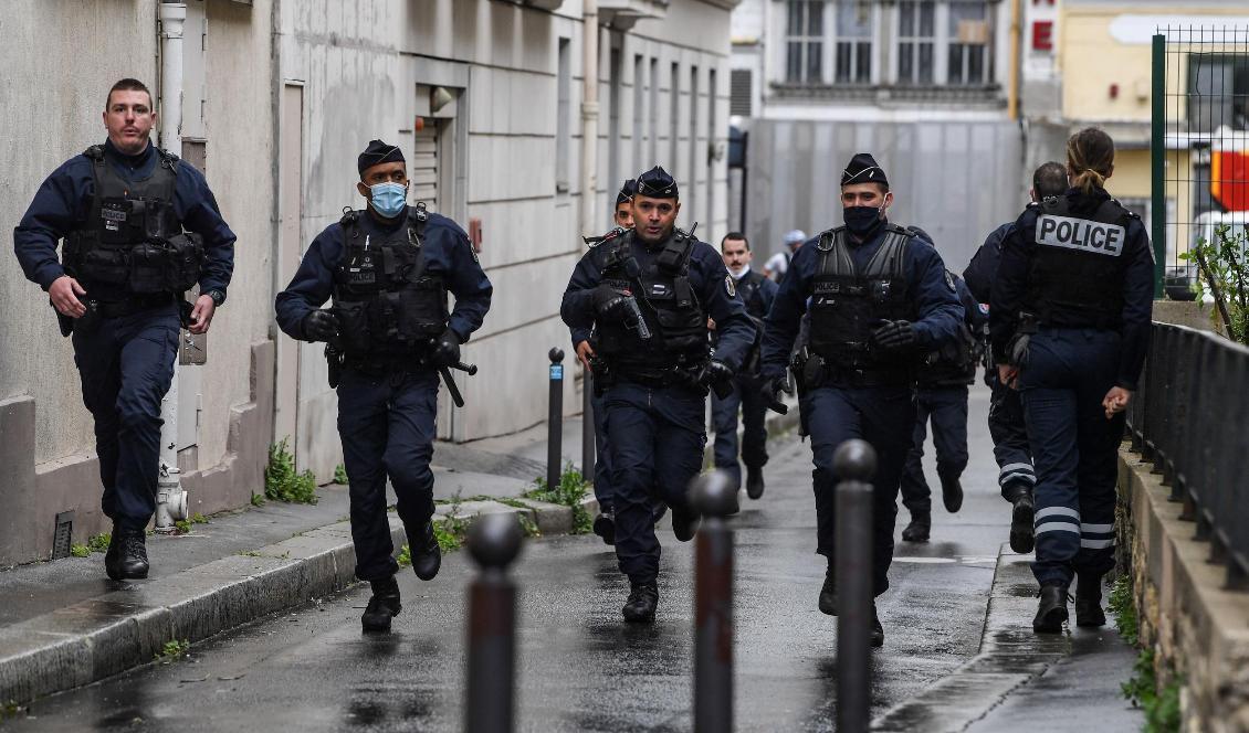 



Fransk polis jagar en gärningsman efter att flera personer knivhuggits nära Charlie Hebdos tidigare kontor i Paris den 25 september 2020. Foto: Alain Jocard/AFP via Getty Images                                                                                                                                                                                
