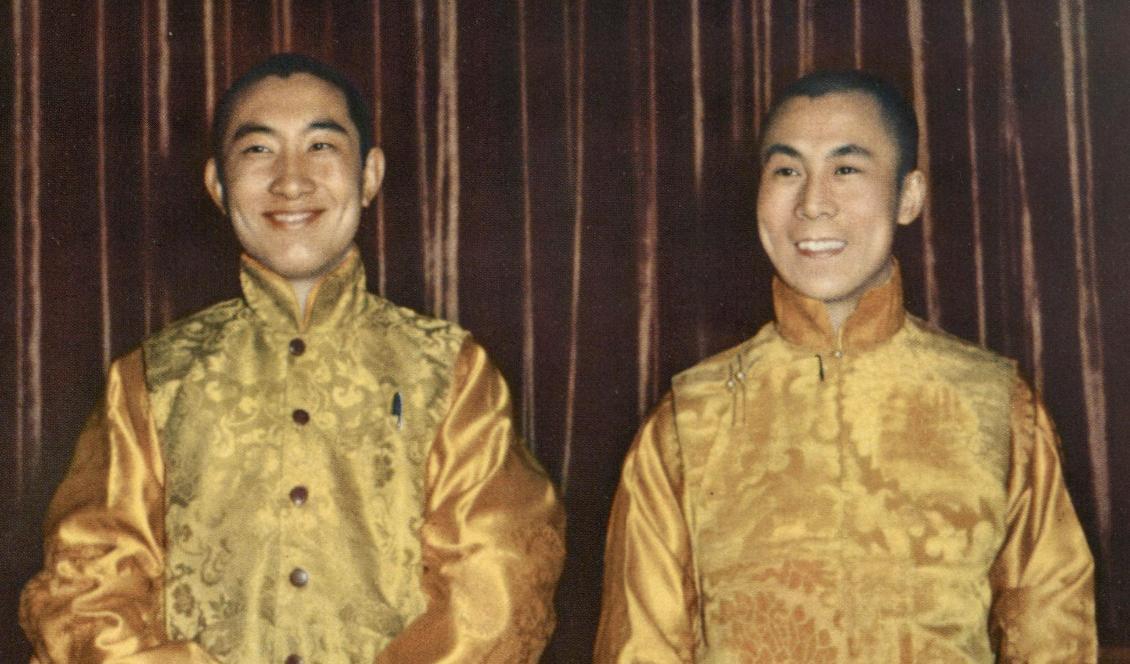 

Choekyi Gyaltsen, den 10:e Panchen Lama (vä) och Tenzin Gyatsom, den 14:e Dalai Lama (hö) på 1950-talet när de var i Peking och andra städer i Kina. Foto: Public Domain                                                                                        