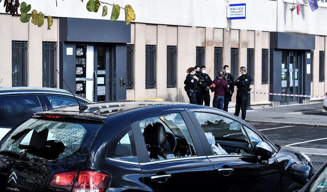 



På bilden syns en vandaliserad bil utanför polisstationen i Champigny-sur-Marne utanför Paris den 11 oktober 2020 efter att 40 personer attackerat polisstationen. Foto: Stephane De Sakutin/AFP via Getty Images                                                                                                                                                                                