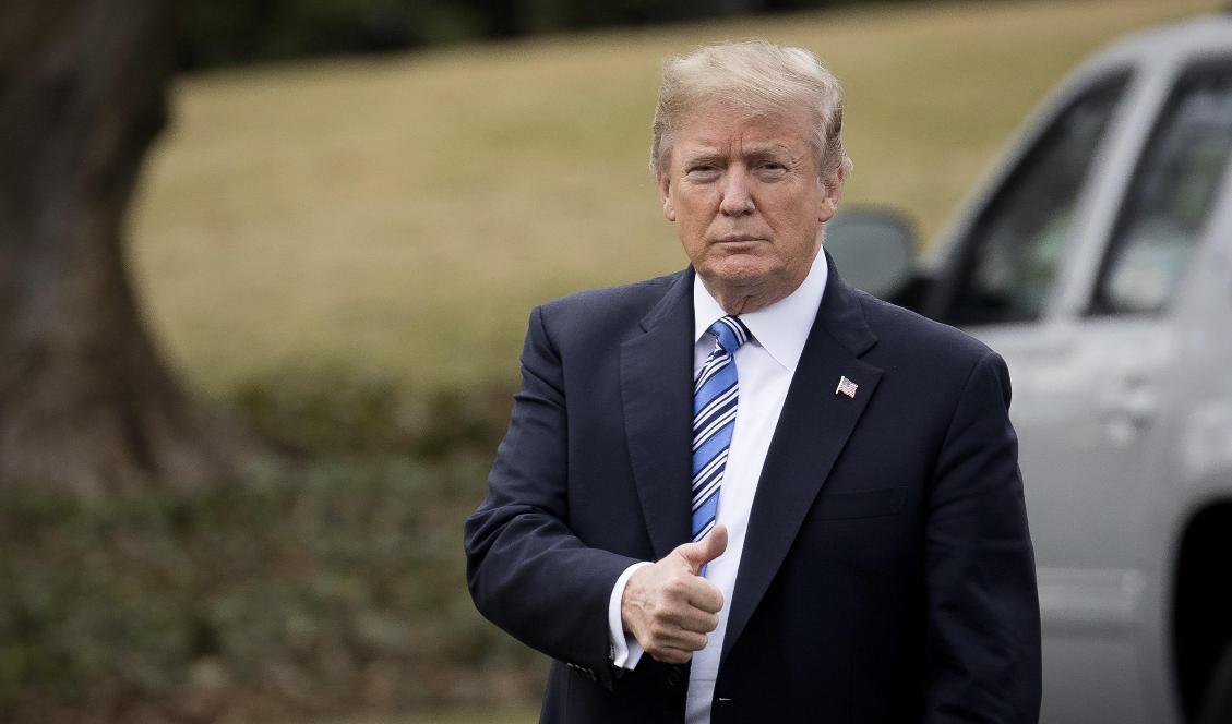 President Donald Trump meddelar att Sudan tas bort från den amerikanska listan över stater som stödjer terrorism sedan landet betalat kompensation. Foto: Alex Brandon/AP/TT
