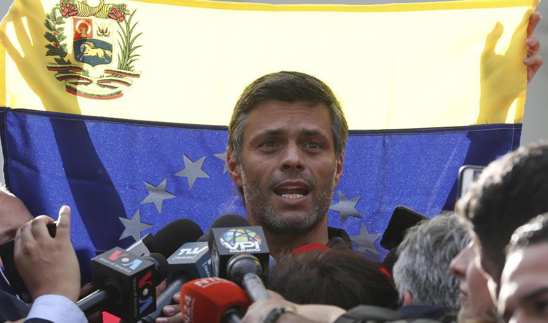 Den tongivande venezuelanske oppositionsledaren Leopoldo López lämnar landet. Arkivbild. Foto: Martin Mejia/AP/TT