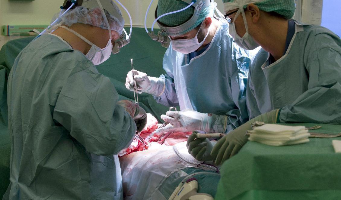 Coronapandemin har orsakat långa köer till operationsbordet. Arkivbild. Foto: Bertil Ericson / TT