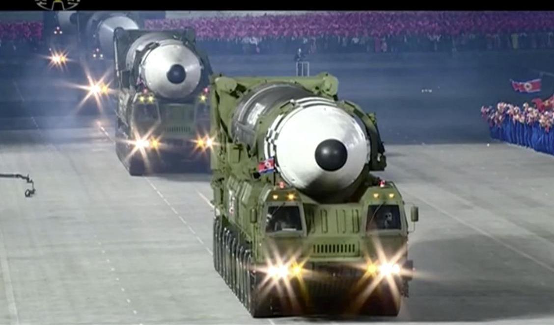 Nordkorea visade upp sina robotar vid en parad tidigare i oktober. Foto: FRT/AP/TT