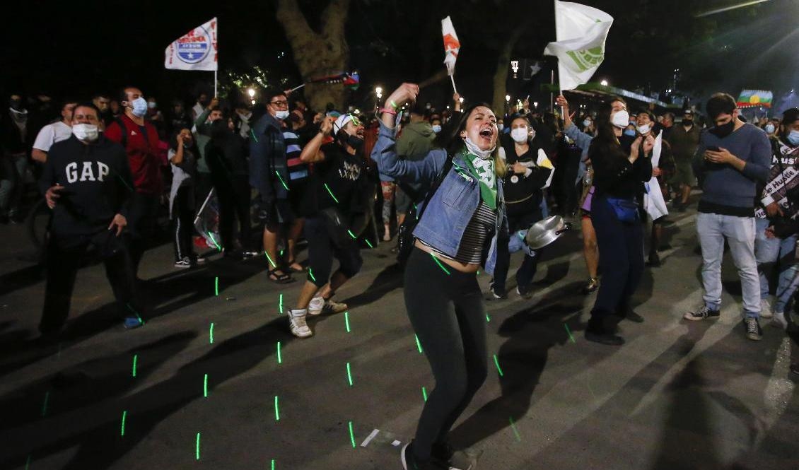 Chilenare firar på gatorna i Santiago. Foto: Luis Hidalgo/AP/TT