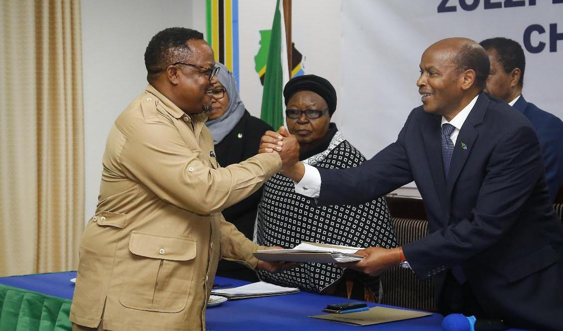 Det tanzaniska oppositionspartiet Chadema har varnat för valfusk inför valet den 28 oktober. På bilden lämnar partiets Tundu Lissu, till vänster, in sin valnominering i augusti. Foto: AP/TT