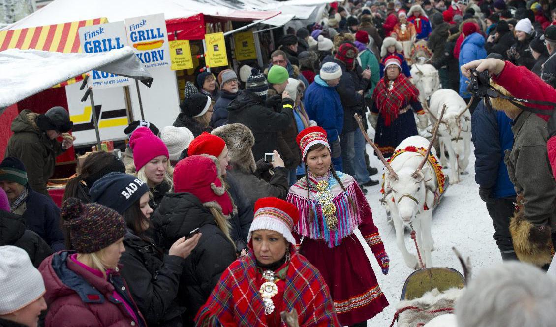 Familjen Kuhmunens renrajd tågar genom Jokkmokks marknad. I år blir marknaden digital. Arkivbild från 2011. Foto: Fredrik Sandberg/TT