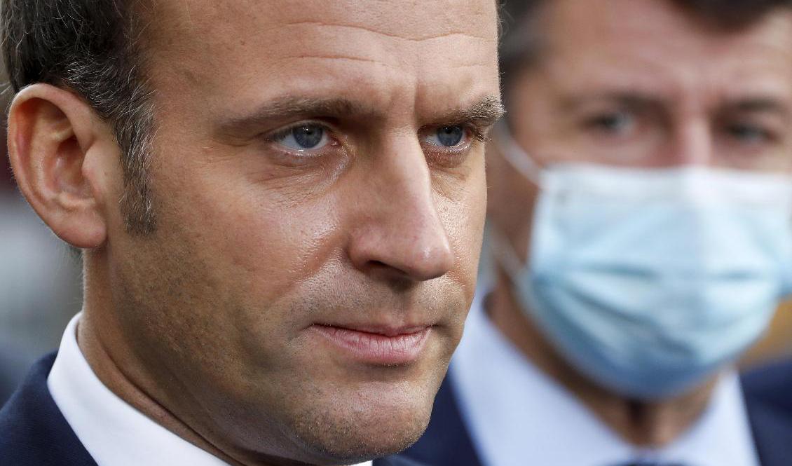 Frankrikes president Emmanuel Macron utanför kyrkan Notre-Dame i Nice på torsdagen. Foto: Eric Gaillard/AP/TT
