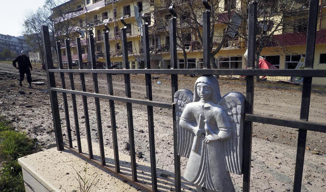 Ett granatskadat hus i staden Shushi, i närheten av Stepanakert i Nagorno-Karabach. Foto: AP/TT