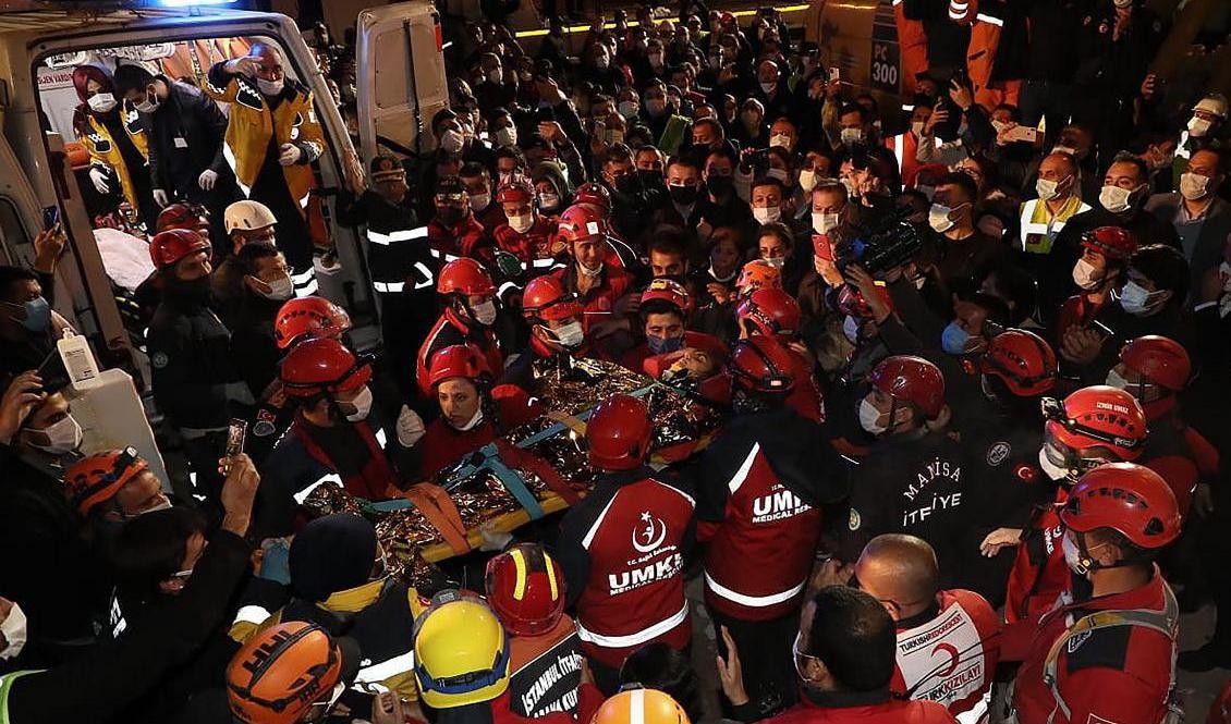 Räddningsarbetare bär bort den 14-åriga flickan. Foto: AP/TT