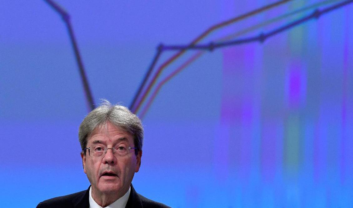 Först brant ner och sedan upp igen pekar kurvorna när EU-kommissionens ekonomikommissionär Paolo Gentiloni presenterar årets höstprognos. Foto: John Thys/AP/TT