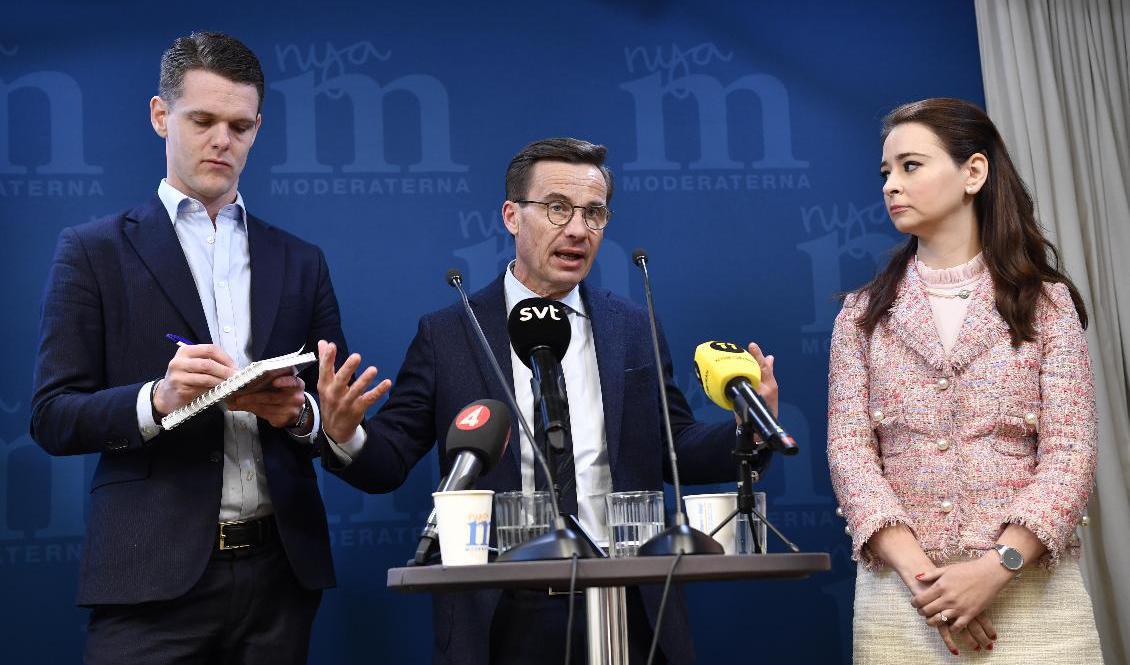 Ulf Kristersson flankerad av Christofer Fjellner och Alice Teodorescu när direktiven till idéprogrammet presenterades april 2019. Arkivbild. Foto: Henrik Montgomery/TT