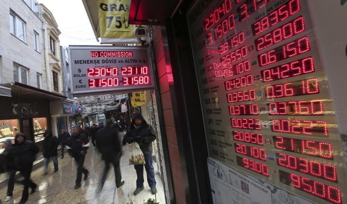Valutakurser vid ett växlingskontor i Istanbul. Lirans fall är ett av den turkiska centralbankens stora problem. Arkivbild. Foto: Emrah Gurel/AP/TT