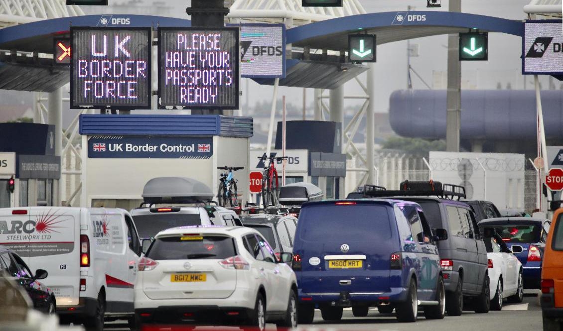 Brittisk tull kontrollerar de som vill ta färjan i franska gränsstaden Calais. Arkivbild. Foto: Olivier Matthys/AP/TT