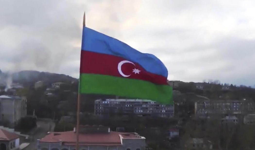 Orten Sjusja, som också kallas Sjusji och har några tusen invånare, står under Azerbajdzjans kontroll. Bilden där en azerisk flagga hissats i staden har distribuerats av Azerbajdzjan. Foto: Azerbajdzjans försvarsdepartement via AP/TT
