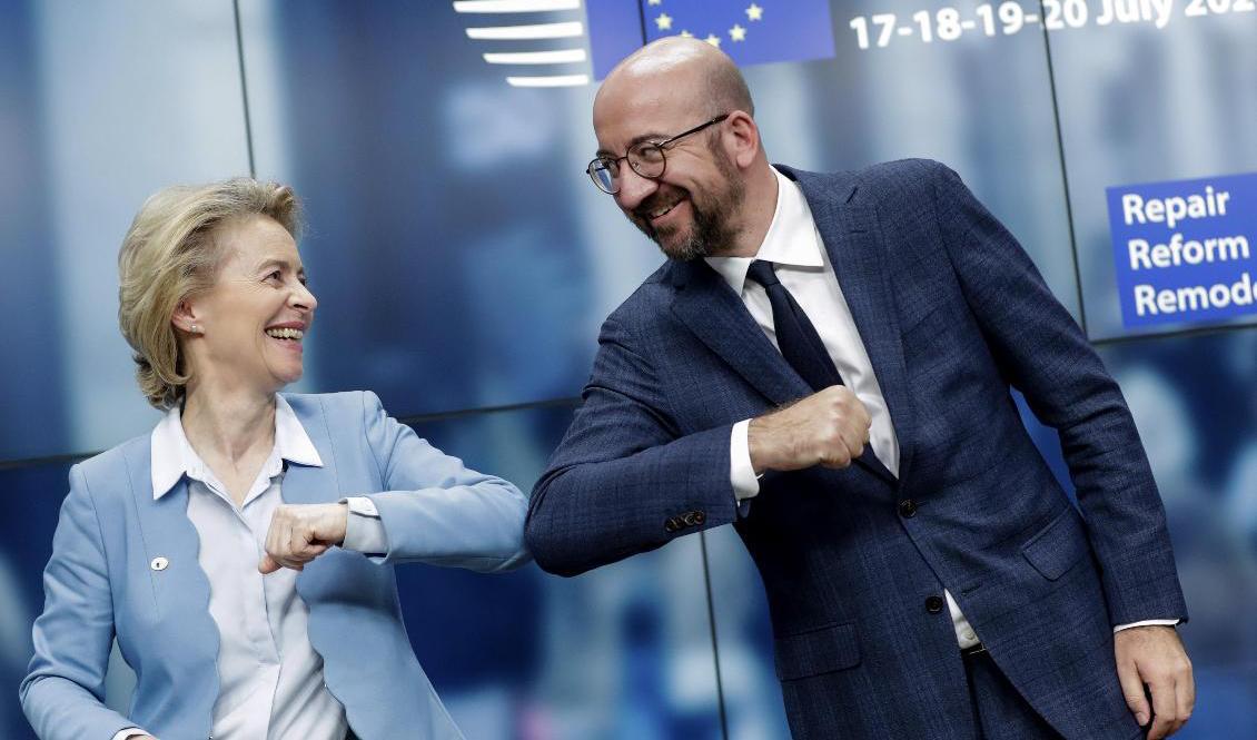 EU-kommissionens ordförande Ursula von der Leyen och permanente rådsordföranden Charles Michel var nöjda när EU-länderna enades om sin syn på nästa långtidsbudget i somras. Nu uppges även EU-parlamentets förhandlare säga slutligt ja till uppgörelsen. Arkivbild. Foto: Stephanie Lecocq/AP/TT