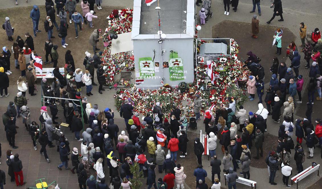 Människor protesterade även på fredagen i Belarus huvudstad Minsk sedan en 31-årig regimkritiker dött i staden. Foto: AP/TT