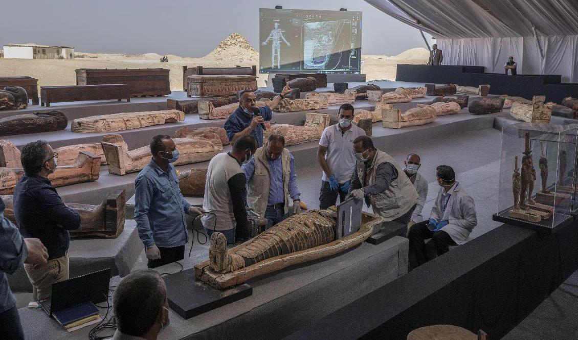 Fler än 100 sarkofager har hittats i begravningsområdet Sakkara söder om Egyptens huvudstad Kairo. På bilden utför arkeologer en röntgen av en mumie som låg gömd i en av dem. Foto: Nariman El-Mofty/AP/TT