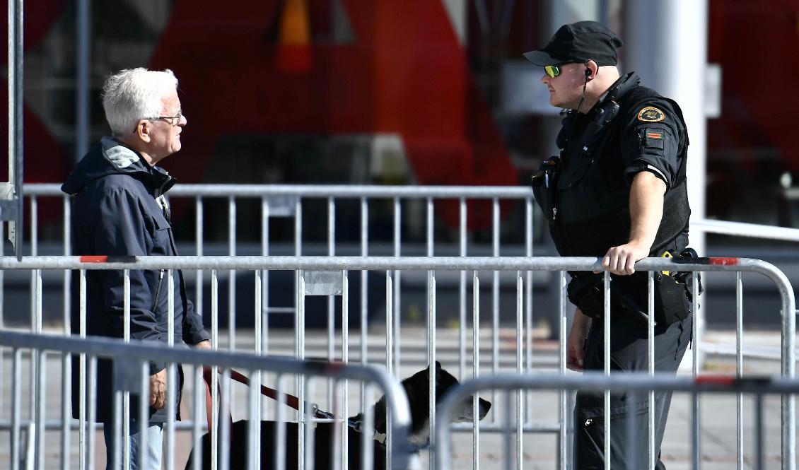 En finländsk polis talar med en man vid gränsövergången i Haparanda i augusti. Foto: Erik Simander/TT