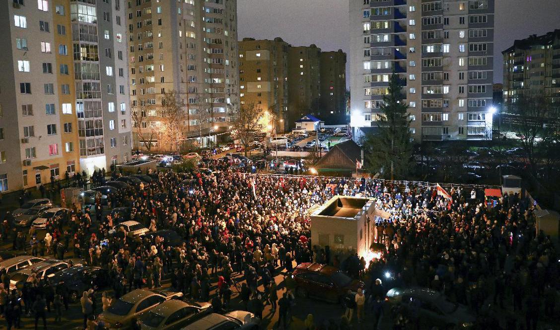 Tusentals människor sörjde en död demonstrant i Minsk vid dennes begravning. Bilden visar en annan samling till mannens minne, i centrala Minsk förra veckan. Foto: AP/TT