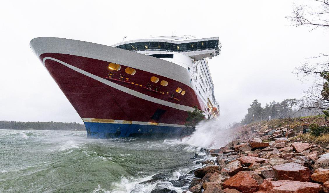 Färjan gick på grund i hamnen i Mariehamn. Foto: Niclas Nordlund/AP/TT
