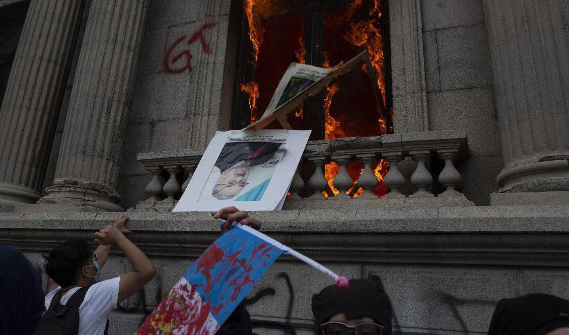 Arga demonstranter satte eld på kongressbyggnaden i Guatemala City på lördagen. Foto: Oliver De Ros/AP/TT
