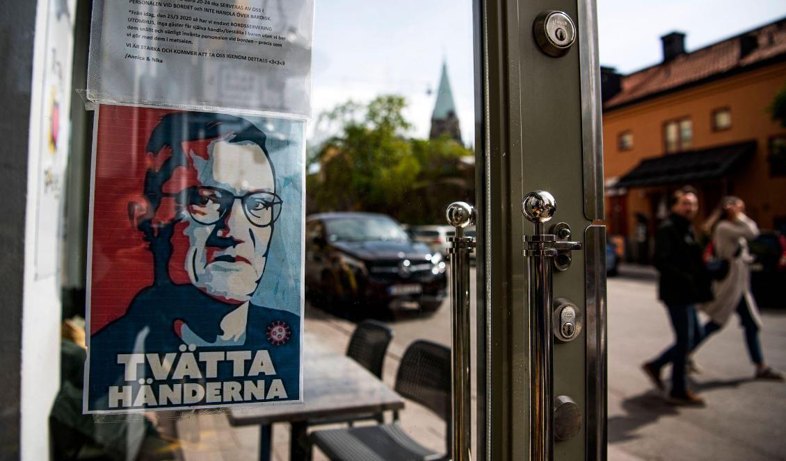 Smittspridningen ökar i Sverige, men än vill man inte sätta alltför hårda restriktioner på människor, och inga nedstängningar är aktuella enligt Folkhälsomyndigheten.Foto: Jonathan Nackstrand/AFP via Getty Images