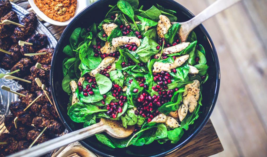 Antioxidanter som bland annat finns i grönt te, färgglada frukter och grönsaker är bra mot inflammation i kroppen. Foto: kaboompics/pexels