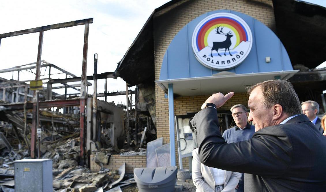 Statsminister Stefan Löfven besökte tidigare i år den nedbrunna brödfabriken i Älvsbyn. Arkivbild. Foto: Henrik Montgomery/TT
