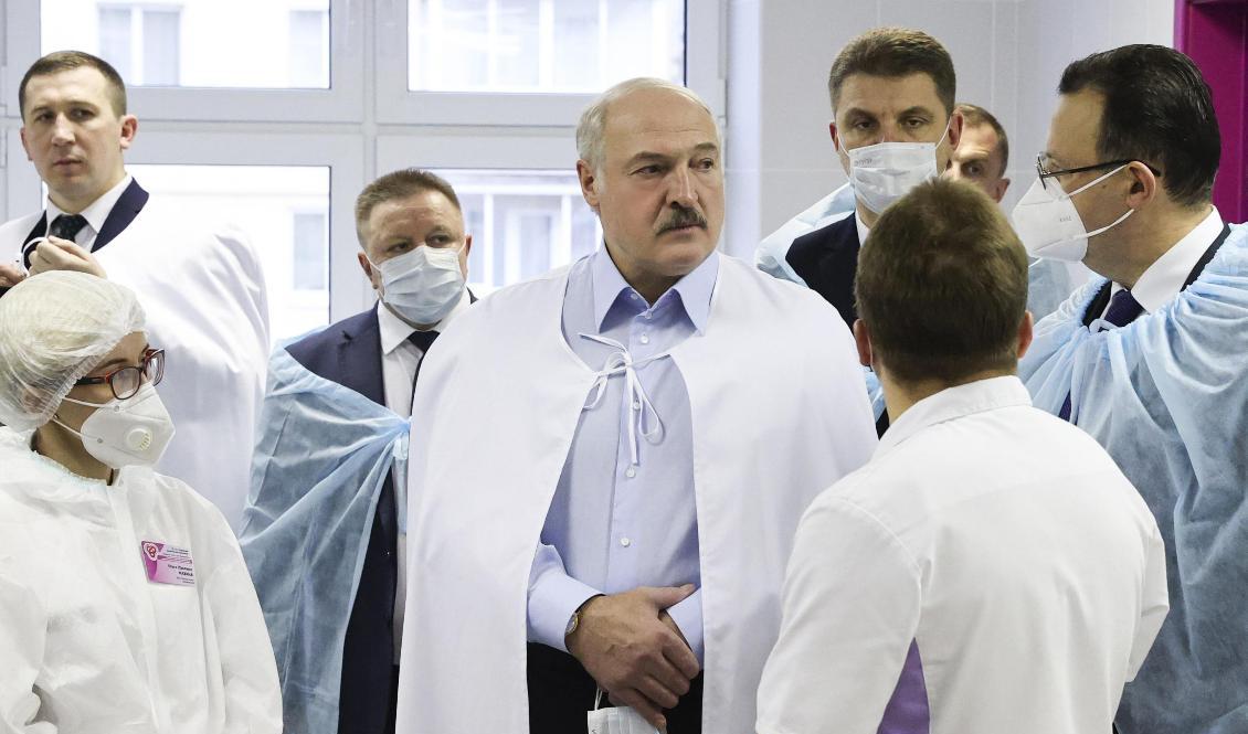 Gatuprotesterna fortsätter mot Belarus auktoritäre ledare Aleksandr Lukasjenko. Här syns han under ett besök i veckan på en blodtransfusionscentral i Minsk. Foto: Maxim Guchek/AP/TT