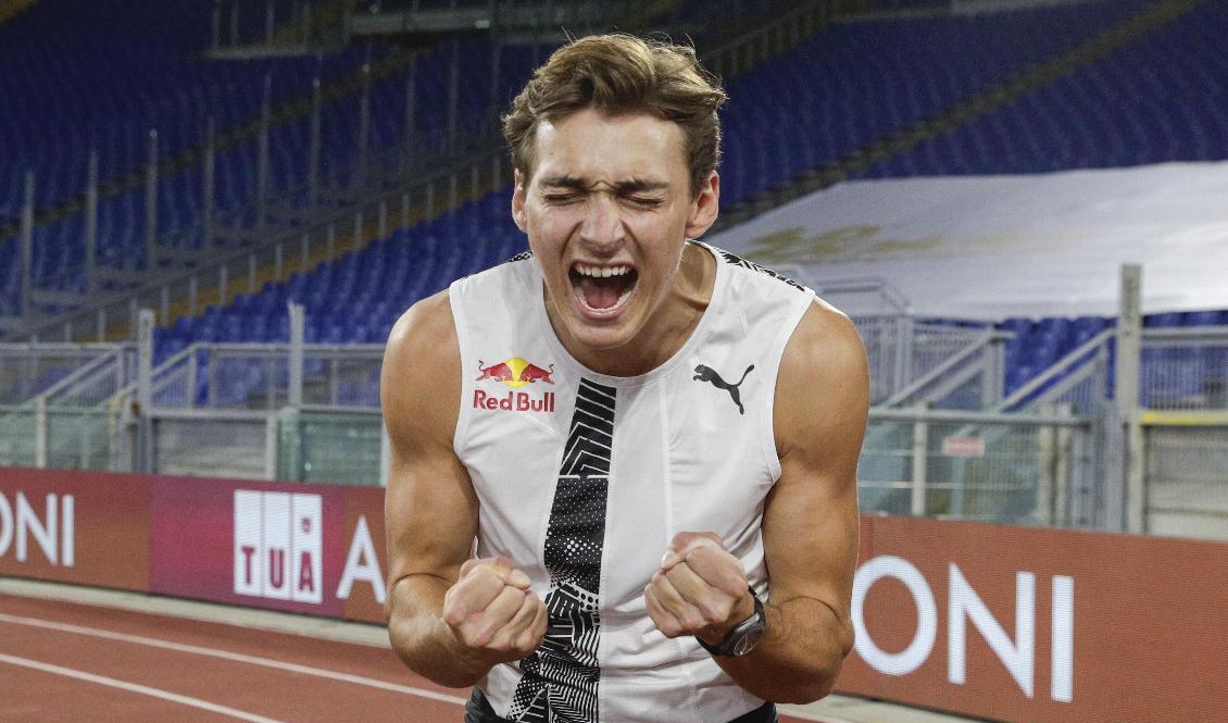Armand Duplantis efter att ha hoppat 6,15 i Rom. Nu tilldelas han Bragdguldet. Arkivbild. Foto: Gregorio Borgia/AP/TT