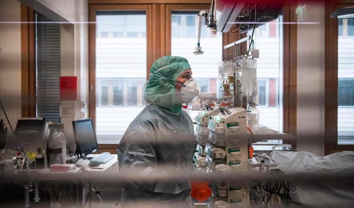 En studie visar att i mars var andelen som avled av covid-19 på sjukhus 20 procent och i oktober hade det gått ner till 8,7 procent. Foto: Jonathan Nackstrand/AFP via Getty Images